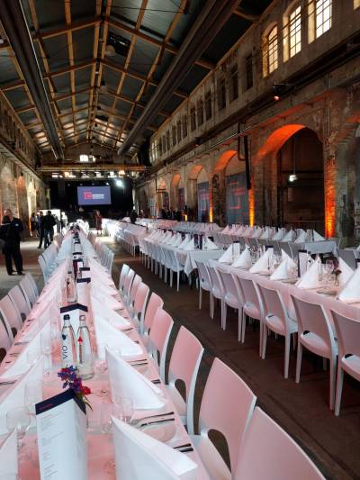 Platz f�r 400 G�ste des Festakts in der Gollan-Werft