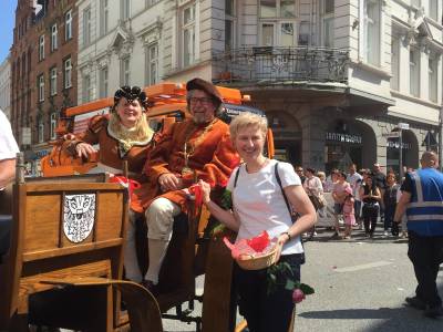 Gemeinsam mit Senatorin Kathrin Weiher und ihrem Mann in historischem Gewand