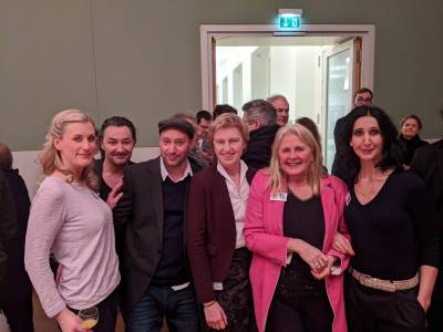 Gemeinsam mit Kultursenatorin Kathrin Weiher und Mitgliedern des Ensembles des L�becker Theaters