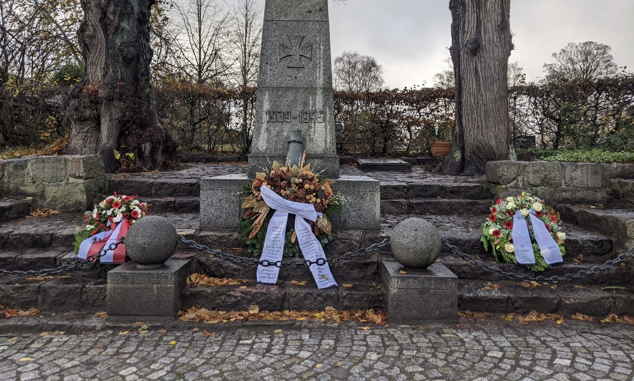 Kranzniederlegung am Volkstrauertag und Gedenkveranstaltung Bund deutscher Kriegsgr�berf�rsorge im L�becker Rathaus