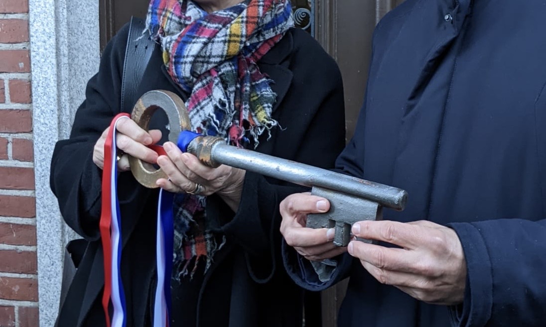 Schl�ssel�bergabe vor dem ehemaligen Bundesbankgeb�ude in L�beck an die Musikhochschule